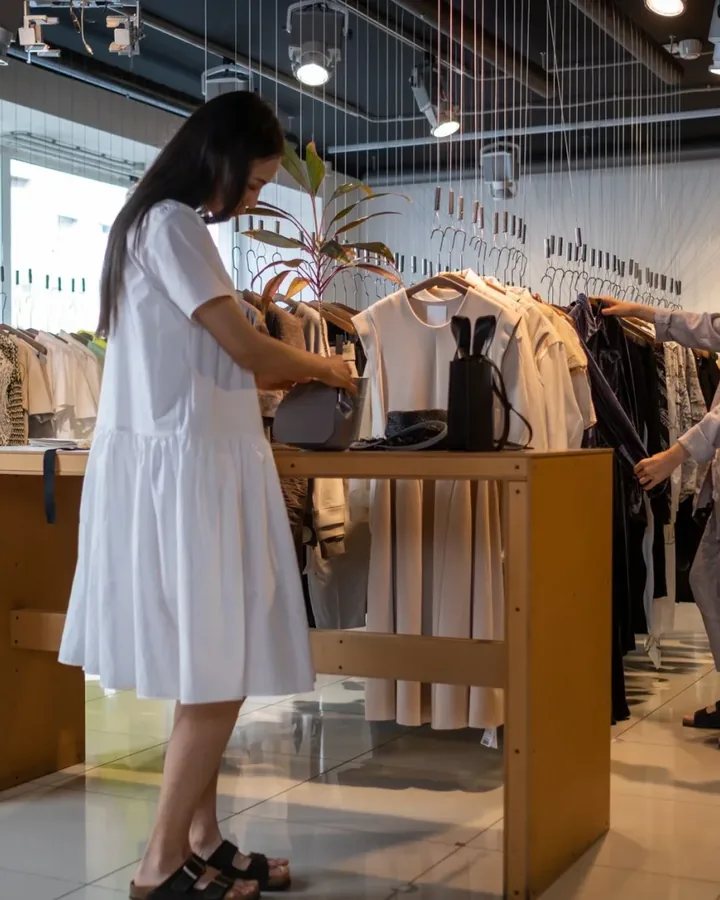 Khách mặc áo dài may đo